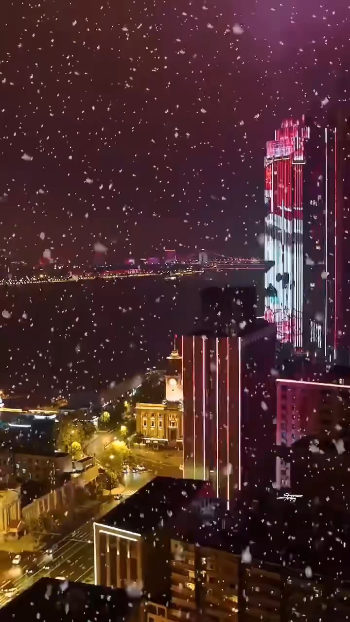 武汉下雪了，冬日雪景与城市的独特韵味