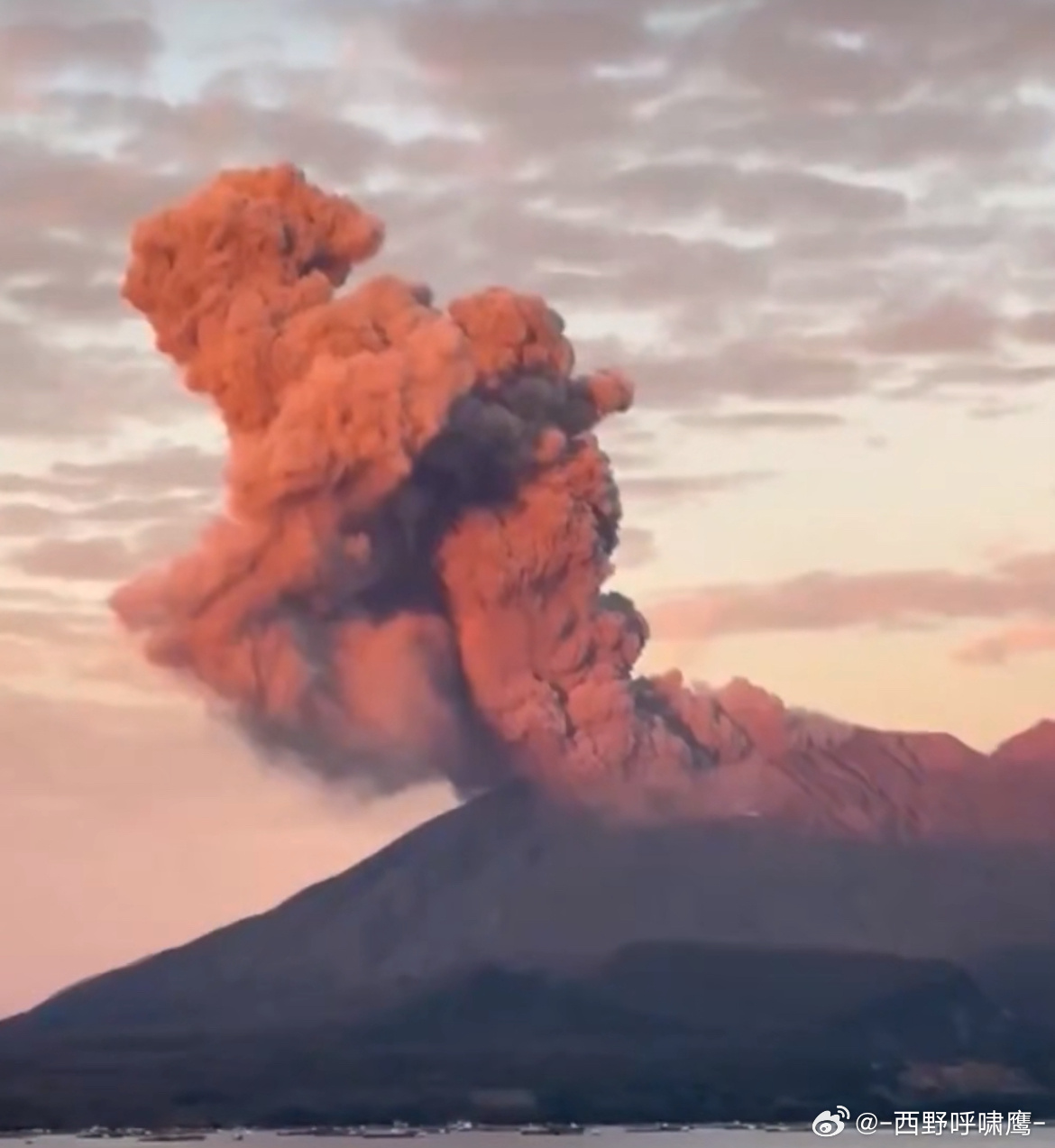 日本火山灰柱3400米