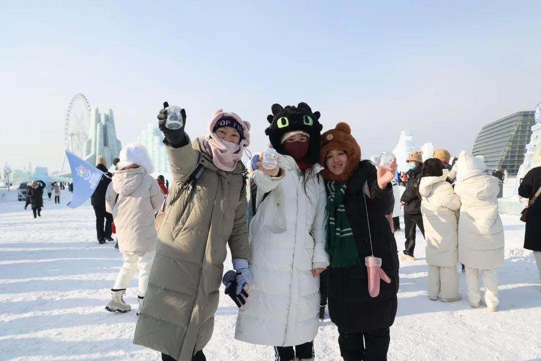 郭晶晶一家打卡哈尔滨冰雪大世界，体验冰雪魅力，尽享冬日欢乐