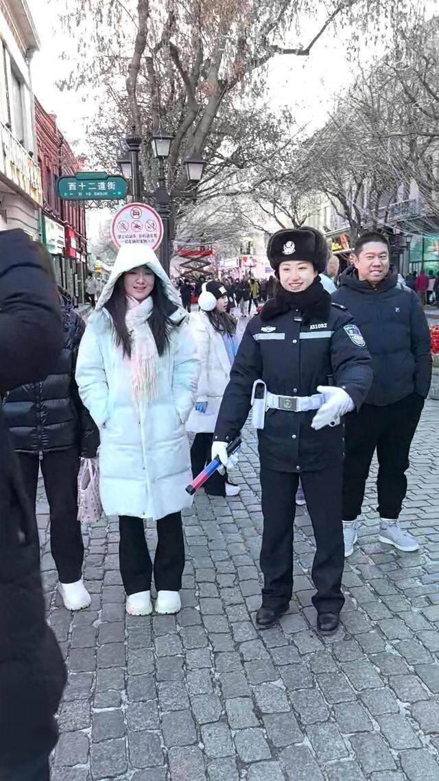 哈尔滨警花神似景甜，美丽与力量的完美结合