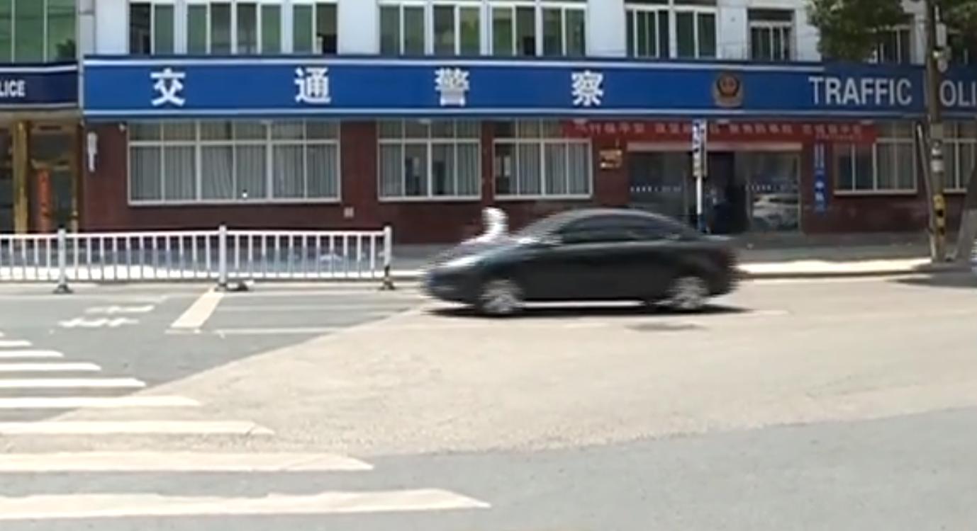 男子路遇高科技电动车，一次前沿科技与日常生活的奇妙邂逅