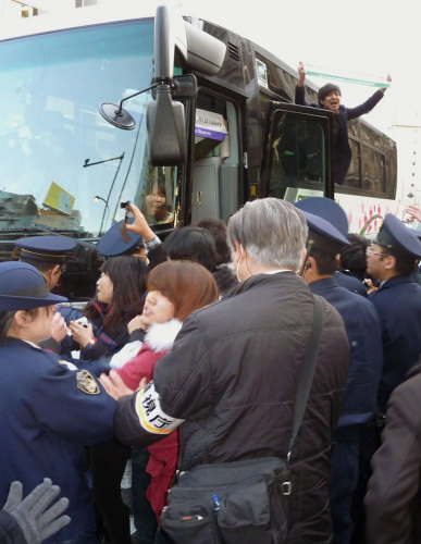 韩坠机遗属谴责政府，尸体在地上腐烂