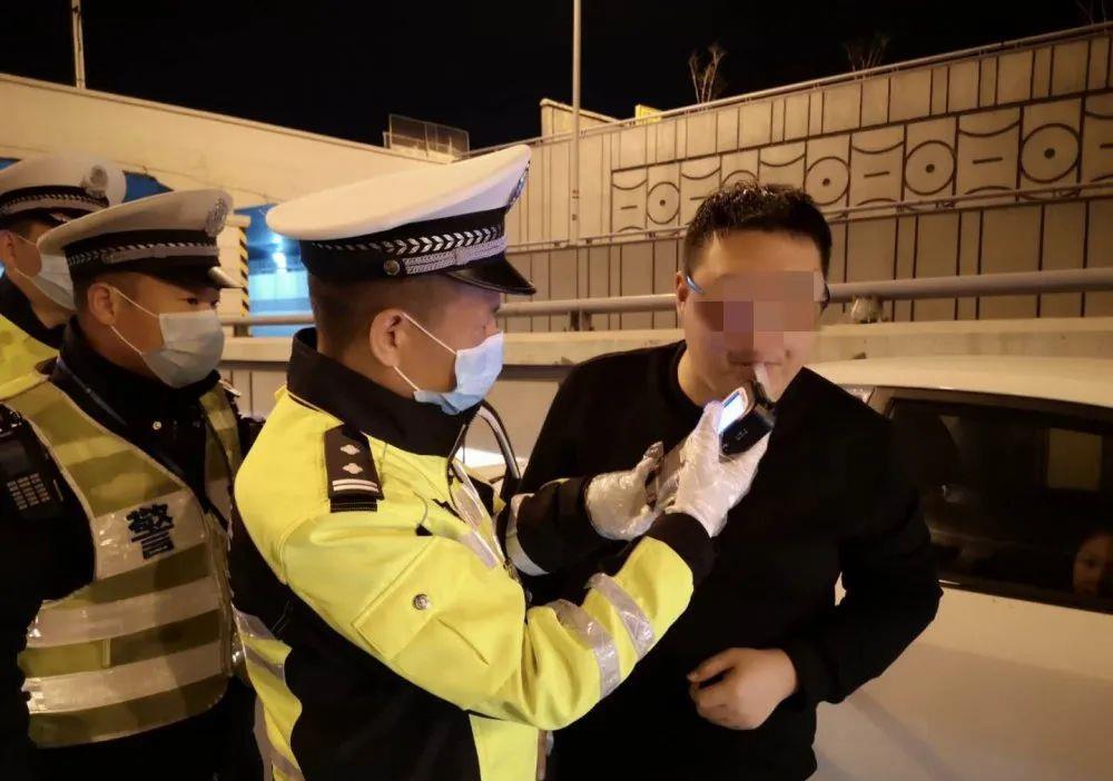 男子酒驾被抓后发现交警是老同学