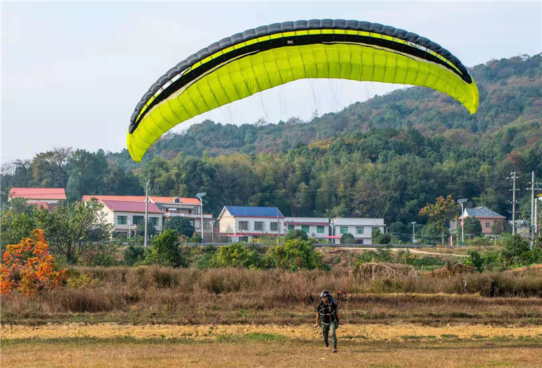 滑翔伞长沙，飞翔之梦在湘江之滨绽放