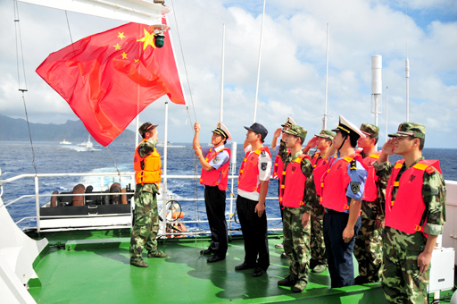 中国海警在黄岩岛海域举行隆重的升国旗仪式