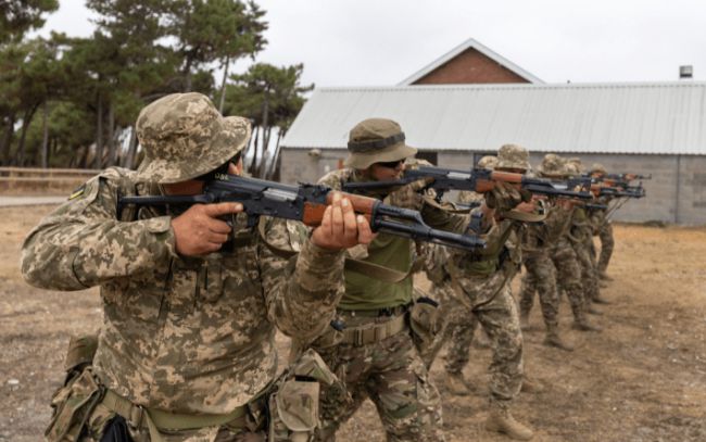 曝乌方1700名士兵未开一枪撤离现场视频，战场态势的瞬息万变与复杂心理考量