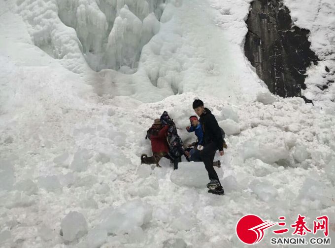 网红冰瀑布大块冰柱掉落 游客奔逃