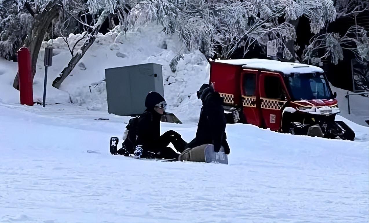 谢霆锋与大儿子Lucas共享滑雪乐趣