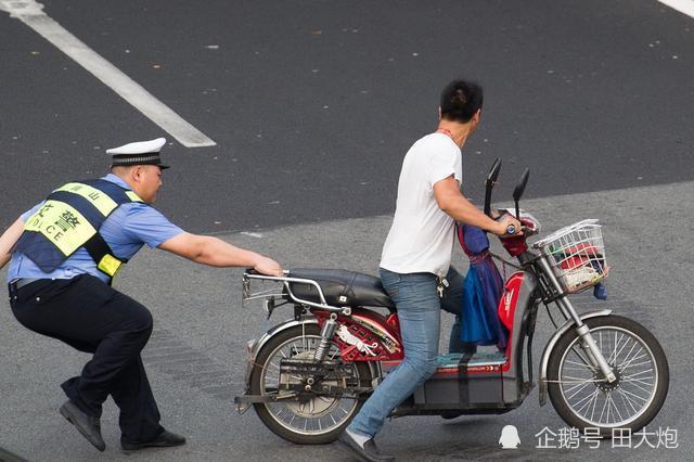 大爷拿走女子电动车挡风被当新衣