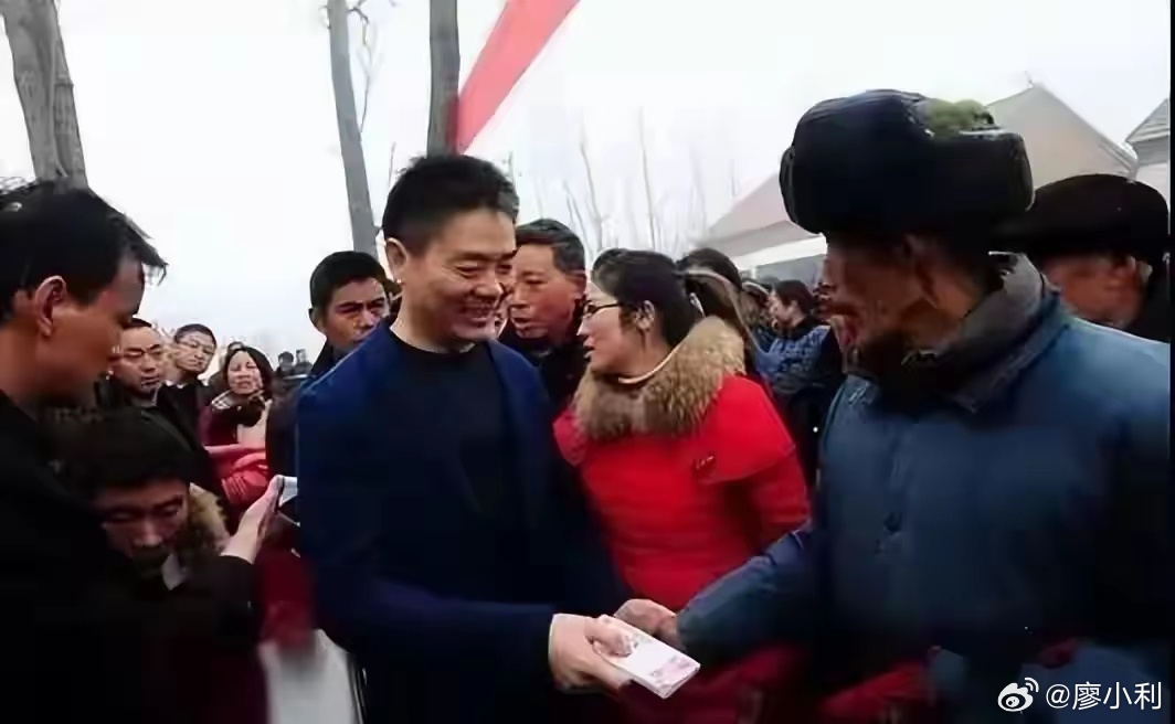 刘强东给乡亲发钱 运钞车到场