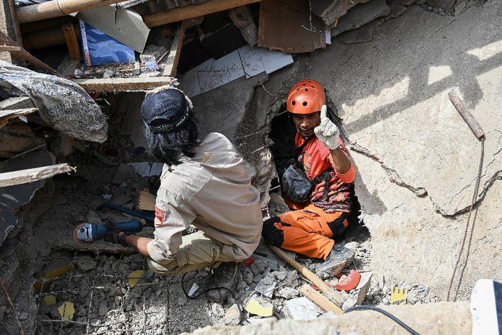 一、标题，地震被埋废墟下戴帽小孩借助AI技术的生存奇迹