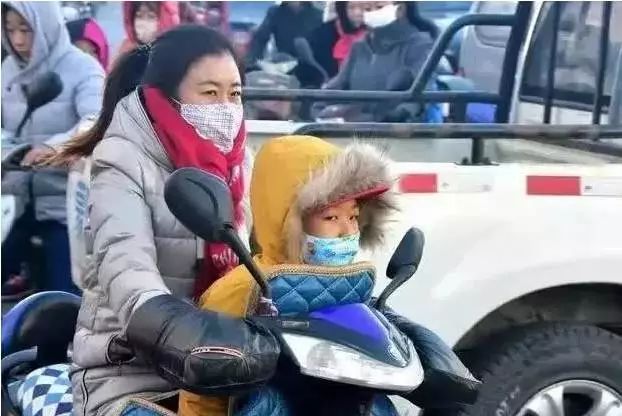 冰面骑车遇险，两名学生的悲剧与警示