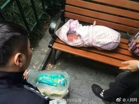 女婴掉粪坑父母不救