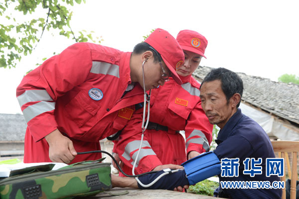 心理救援队为受灾群众提供心理咨询，重建心灵家园的关键一环