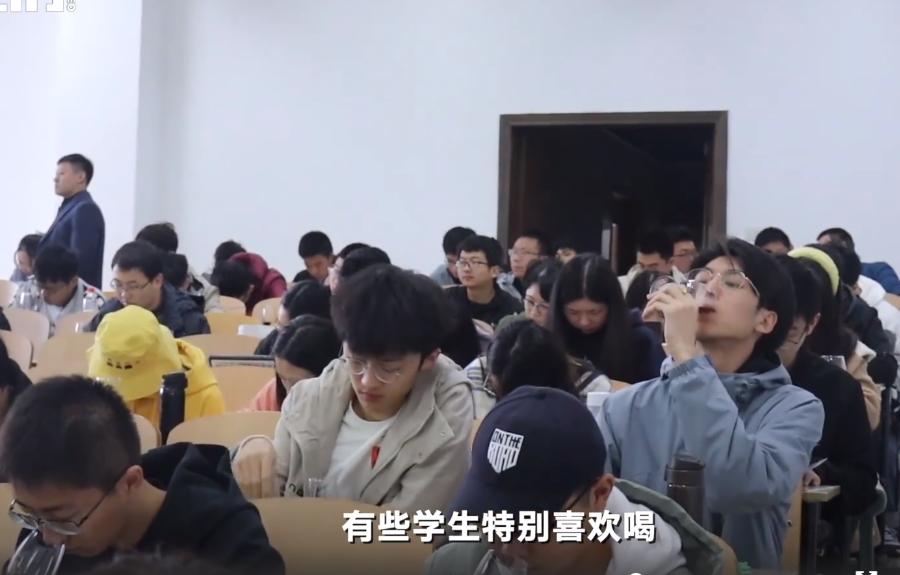 大学生白天上课晚上搬牛——一种独特的大学生活方式