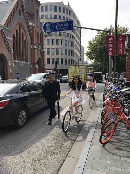 男子在上海街头骑车遛卡皮巴拉，城市中的独特风景