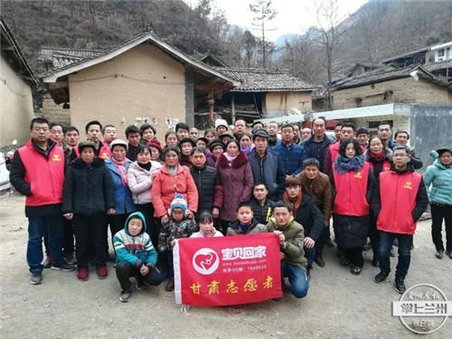 女生凌晨摸黑走山路，好心人捎回城