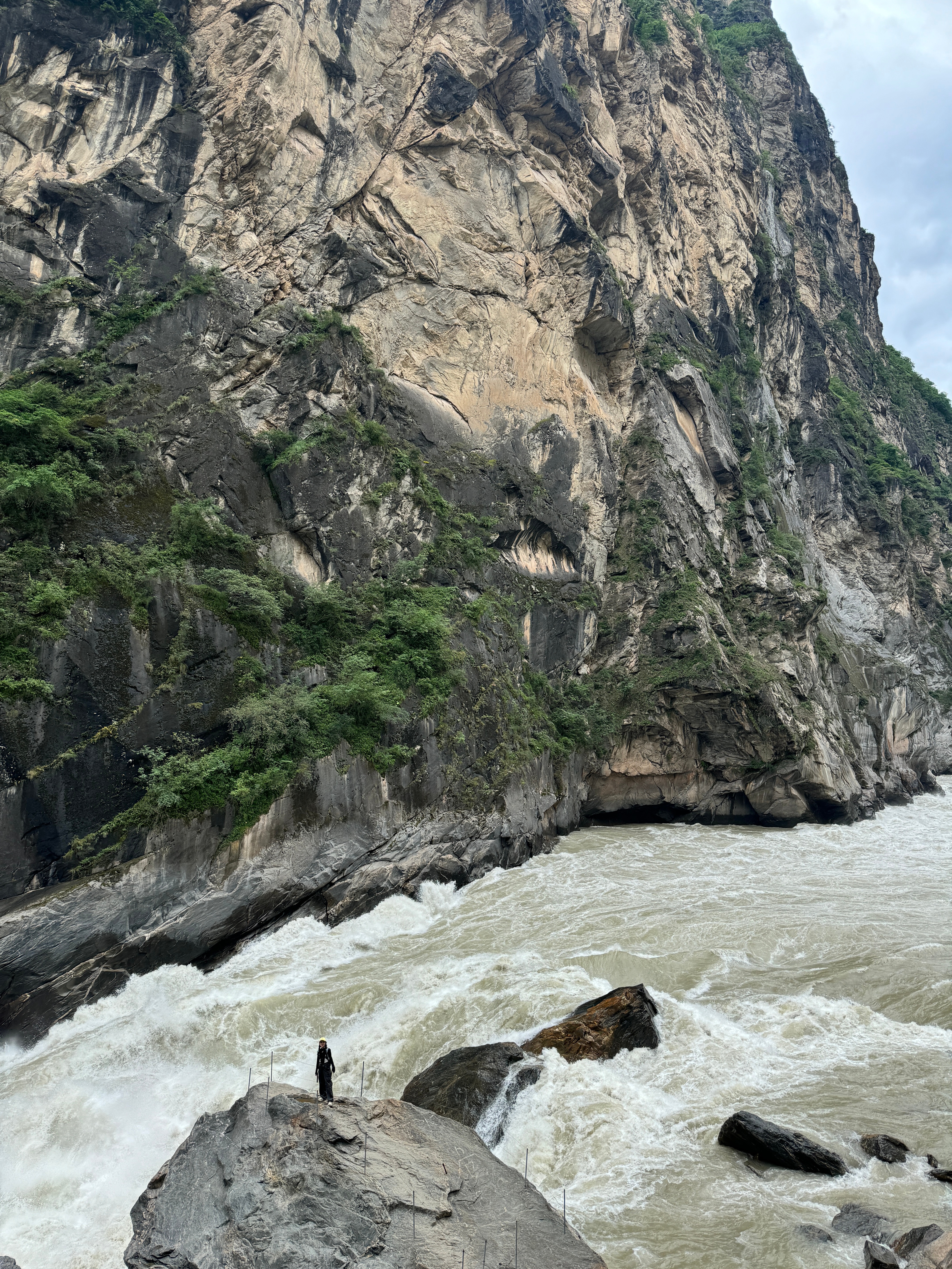 虎跳峡的壮丽人生，摄影师卡石缝的精彩瞬间