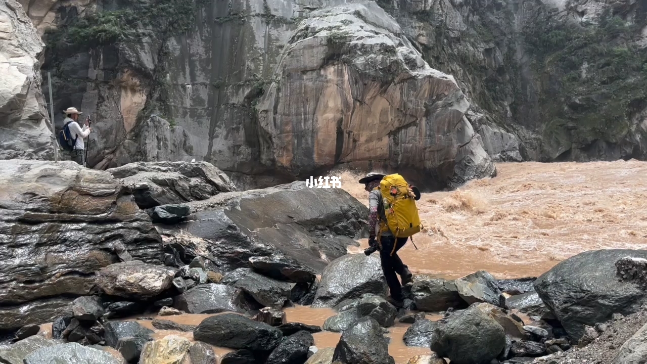 虎跳峡回应摄影师在悬崖石缝中拍照事件的深思与反思