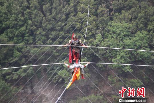 挑战极限，朱广权高空走钢丝的背后故事