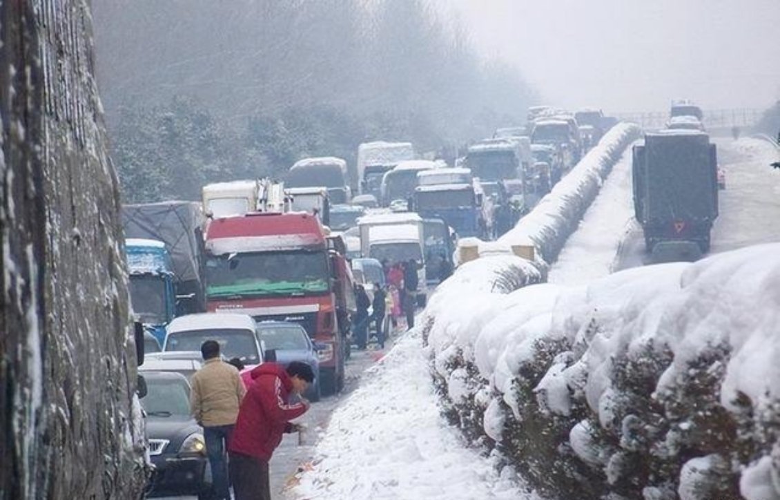 春运遇暴雪被堵高速