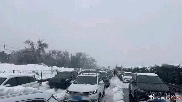 河南暴雪车主被困国道山路5小时，紧急救援背后的故事