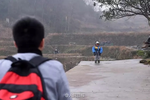 暴雪下的春运回家路有多艰辛