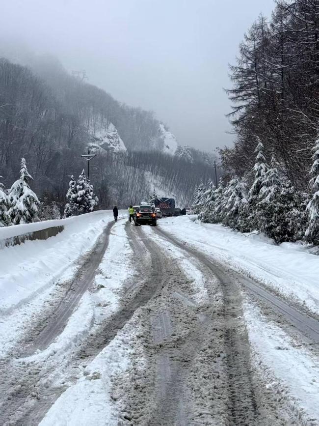 女子自驾返乡遇暴雪开6场直播问路