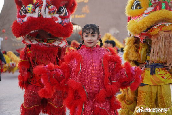 在路边练习的小狮子如何站上春晚C位