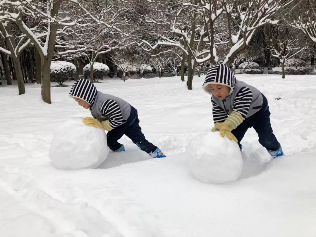 美男子用婴儿清积雪，一场冬日里的暖心行动