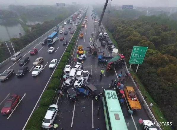 车辆高速路上连续变道酿事故后驶离，风险与应对分析