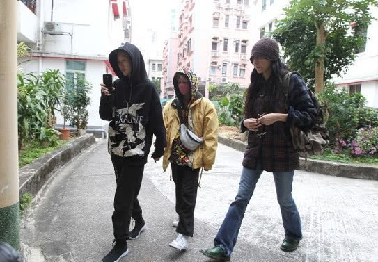 亲戚抱走家中小狗，母女冒雨骑车接回