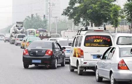 老司机高速被插队借道应急车道避险