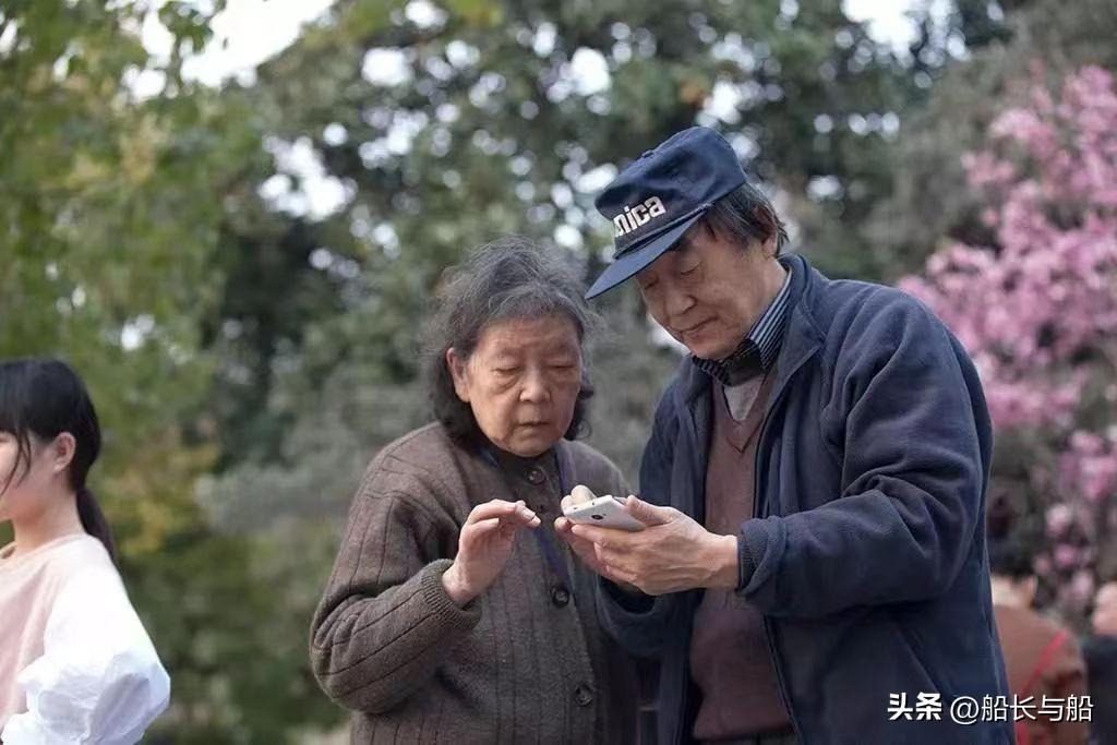 大妈神秘金饰变现惊现巨额财富，揭秘黄金投资背后的故事！