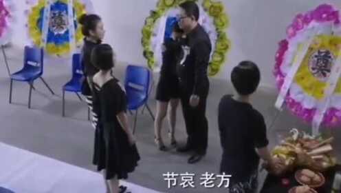 女生刚祭拜完母亲看到母亲前夫现身