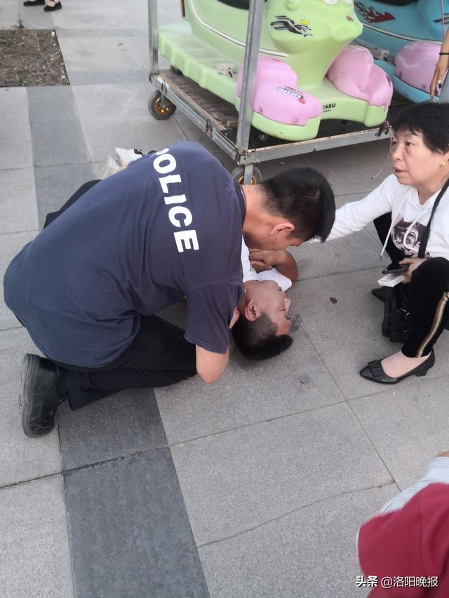 辅警跪地狂按，生死瞬间救回一条命！英雄之举背后的故事