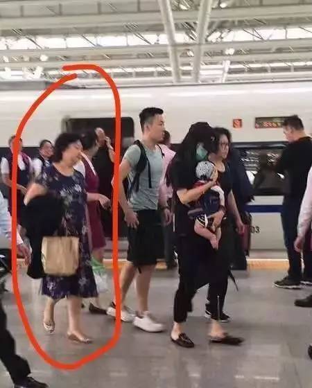 年轻妈妈高速旁停车抽打小孩事件曝光，背后的真相与反思（深度报道）