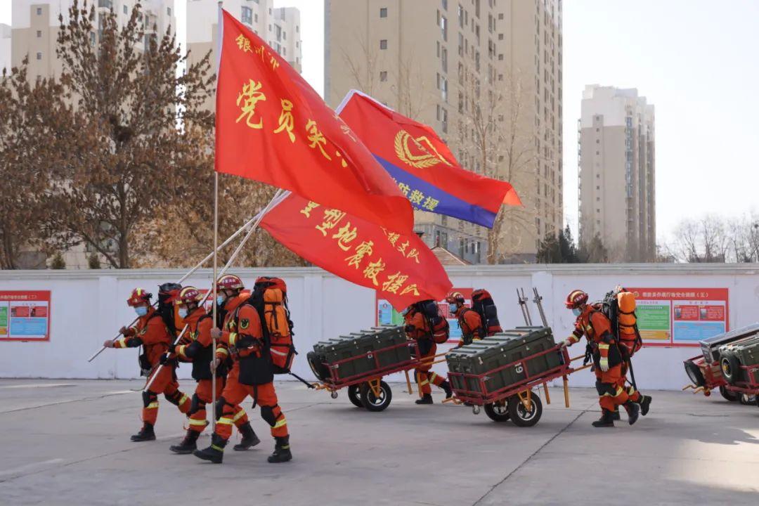 监拍揭秘，银川地震瞬间，餐厅内顾客生死时速撤离