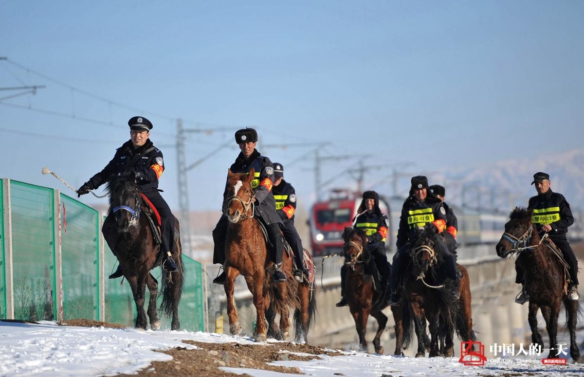 马背上的特警霸气上街巡逻