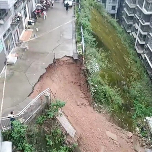 湖北一村庄道路路面塌陷 当地回应