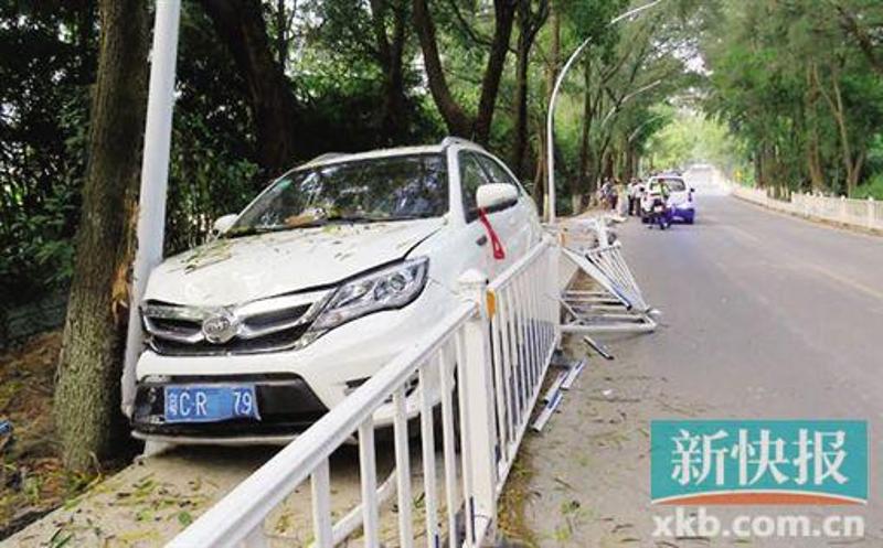 司机误将油门当刹车 撞断护栏冲进河