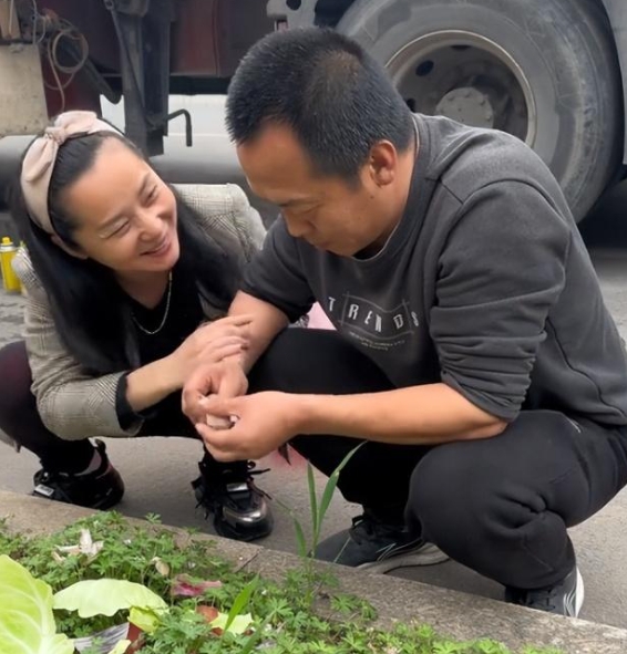 偏瘫妻子离世一年，男子新恋遭遇网络暴力，背后真相深度剖析