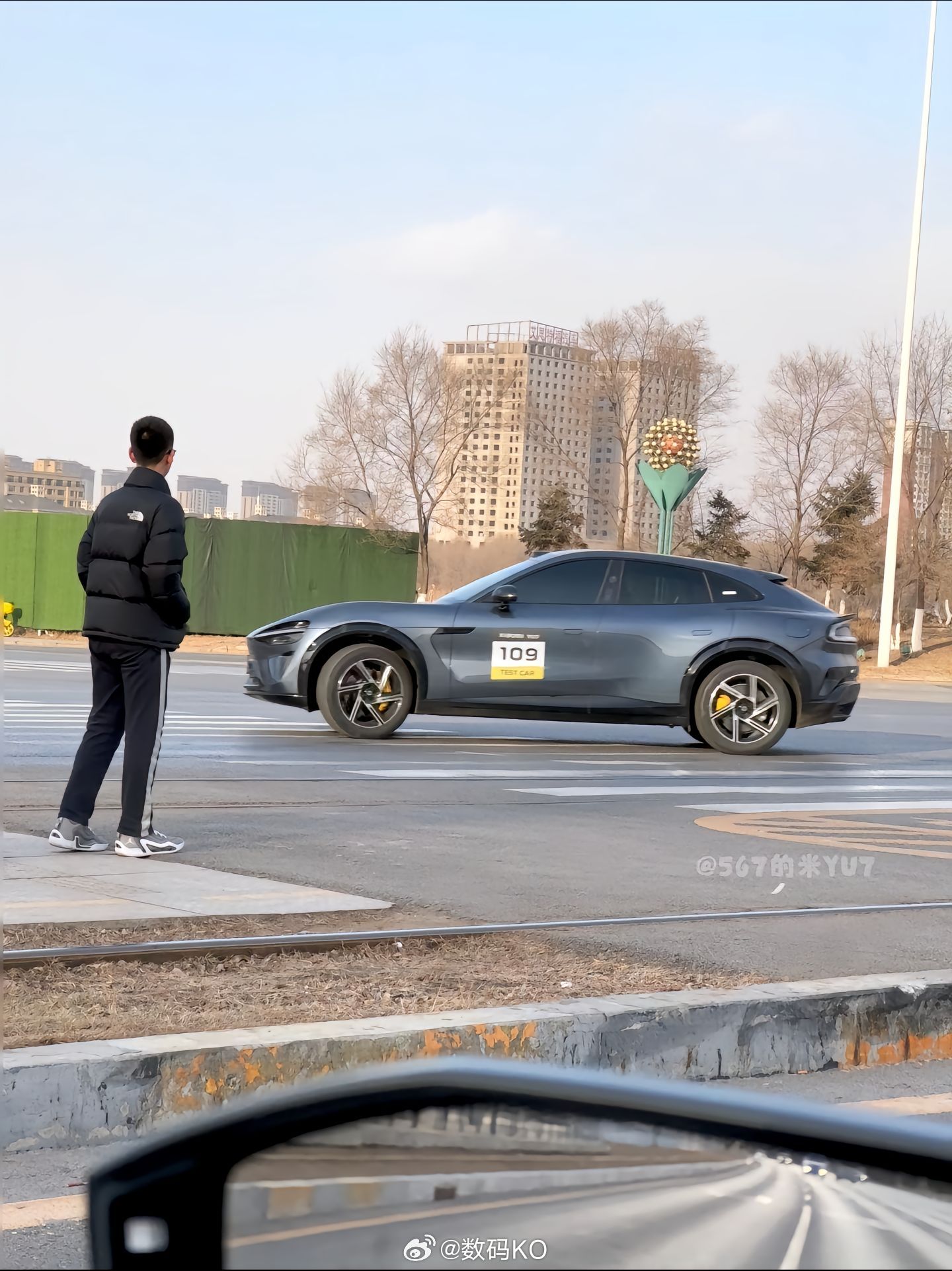 网友偶遇小米YU7测试车，神秘新物种震撼街头！