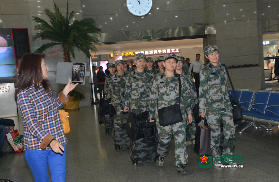 北京西站新兵转运现场，女兵队伍成亮眼风景线